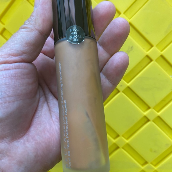 BECCA aqua luminous perfecting foundation - Shade: dark golden - Picture 3 of 6
